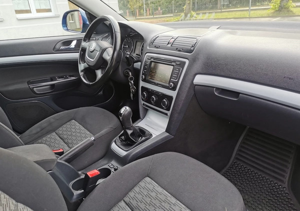 Skoda Octavia cena 17499 przebieg: 305000, rok produkcji 2010 z Złotów małe 407